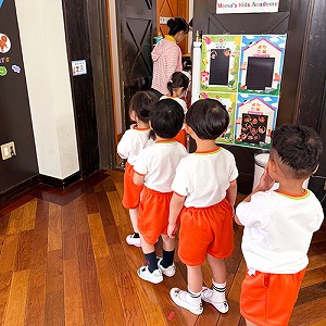 列になって避難する生徒たち