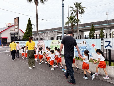 第二園舎へ避難する生徒たちと先生