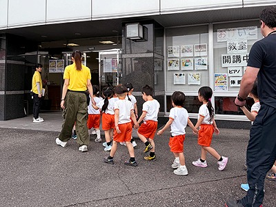 第二園舎に到着する生徒たちと先生