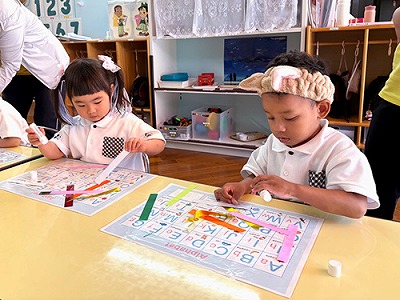 真剣な表情で七夕の輪飾り作りに挑戦する生徒たち