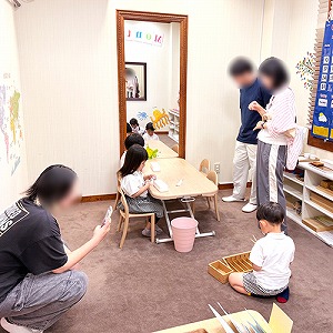 生徒たちのモンテッソーリレッスンの様子を参観する保護者たち