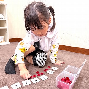 モンテッソーリの教具に取り組む生徒