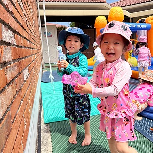 水鉄砲で遊ぶ生徒たち