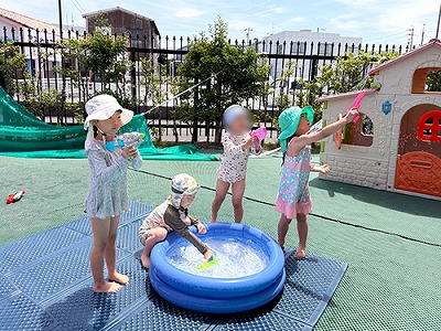 水鉄砲で遊ぶ生徒たち