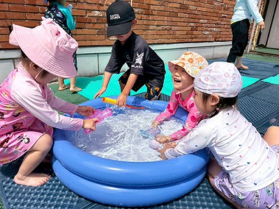 水鉄砲で遊ぶ生徒たち
