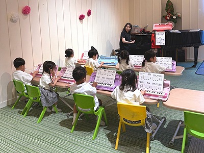 味岡先生と音楽レッスンの様子