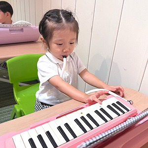 鍵盤ハーモニカの練習をする生徒