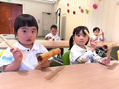 ウッドブロックを演奏する生徒たち
