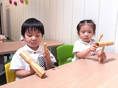 ウッドブロックを演奏する生徒たち