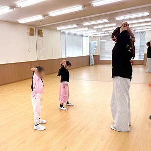おけいこ教室「エンジョイダンス」準備体操の様子