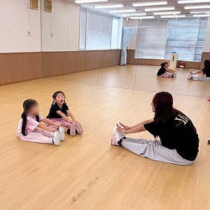 おけいこ教室「エンジョイダンス」準備体操の様子