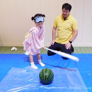 目隠しをしてスイカ割りにチャレンジする生徒