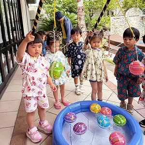 ヨーヨー釣りを楽しむ生徒たち