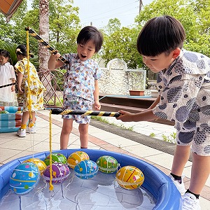 ヨーヨー釣りを楽しむ生徒たち
