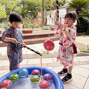 ヨーヨー釣りを楽しむ生徒たち
