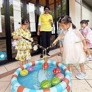 ヨーヨー釣りを楽しむ生徒たち
