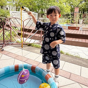 ヨーヨー釣りを楽しむ生徒たち