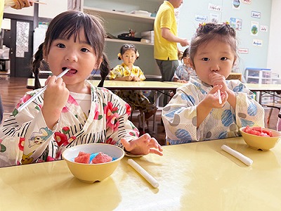 かき氷を食べる生徒たち