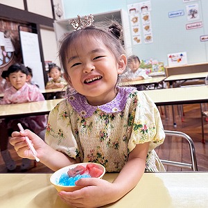 かき氷を食べて笑顔を見せる生徒