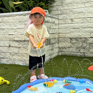 水鉄砲で遊ぶ子ども