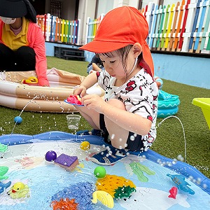 水遊びに夢中になる子ども