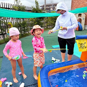 水鉄砲で遊ぶ先生と生徒たち