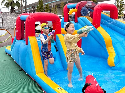 水鉄砲で遊ぶ生徒たち