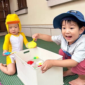 おともだちと一緒におもちゃで水遊びをする生徒たち