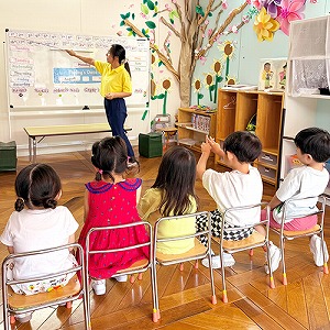 先生と一緒に発音を練習する生徒たち