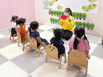 形について英語で学ぶ生徒たち