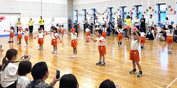 ダンスを披露する生徒たち