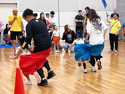 Big pants競争をする親子たち