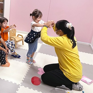 正解して先生と喜ぶ生徒