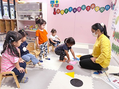 形について英語で答える生徒たち