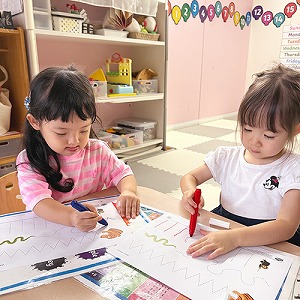 真剣な表情で運筆の練習をする生徒たち