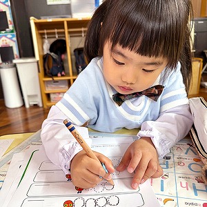 丸を書きながら数をかぞえる生徒