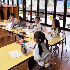 大きな声で数をかぞえる生徒たち