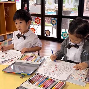 大きな声で数をかぞえる生徒たち