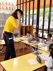 算数の授業で生徒を指導する先生