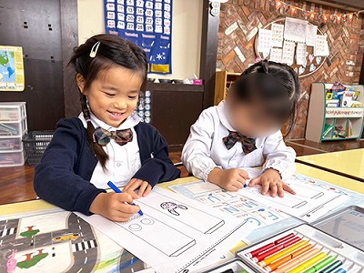 色鉛筆で色を塗る生徒たち