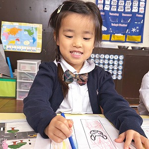 色鉛筆で色を塗る生徒