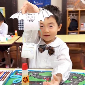 完成した輪飾りを見せる生徒