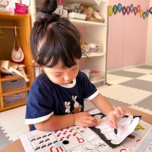 ミイラの制作をする生徒