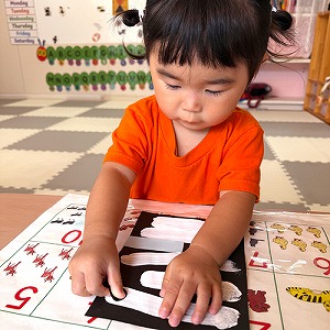 ミイラの顔にシールを貼る生徒