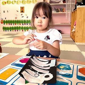 ミイラの制作中の生徒