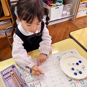 おはじきで数をかぞえる生徒