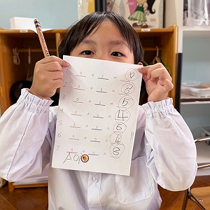 満点を取った問題を見せる生徒